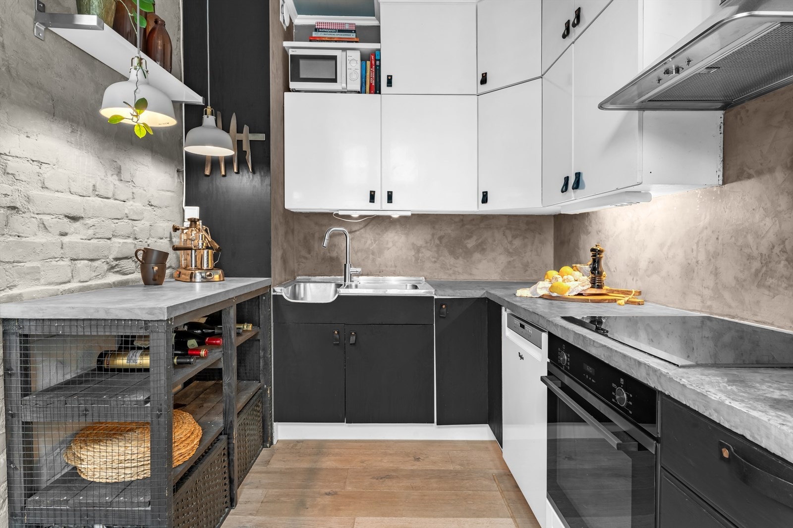 Integrert i innredningen er induksjon platetopp og stekeovn. Nisje til oppvaskmaskin og kjøleskap. Galleribilde