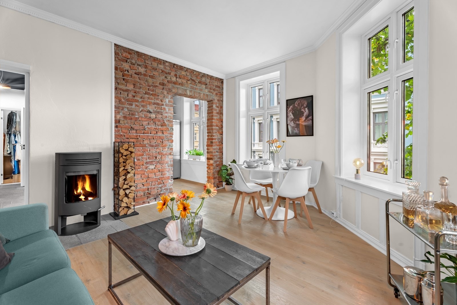 En stilfull 3-roms hjørneleilighet med klassiske detaljer og moderne løsninger. Galleribilde