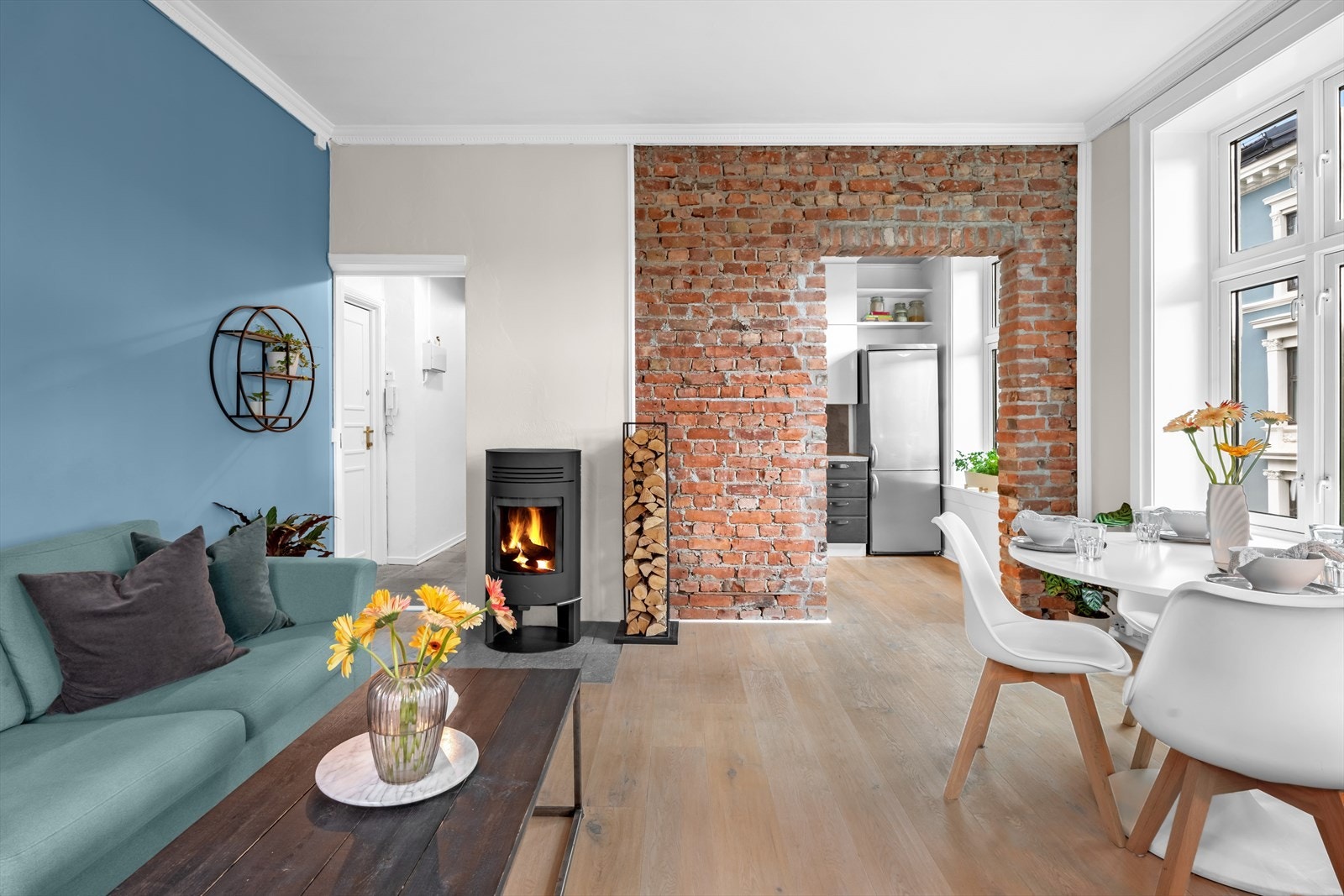 Boligen byr på en rekke sjarmerende detaljer, store vindusflater og god takhøyde. Galleribilde