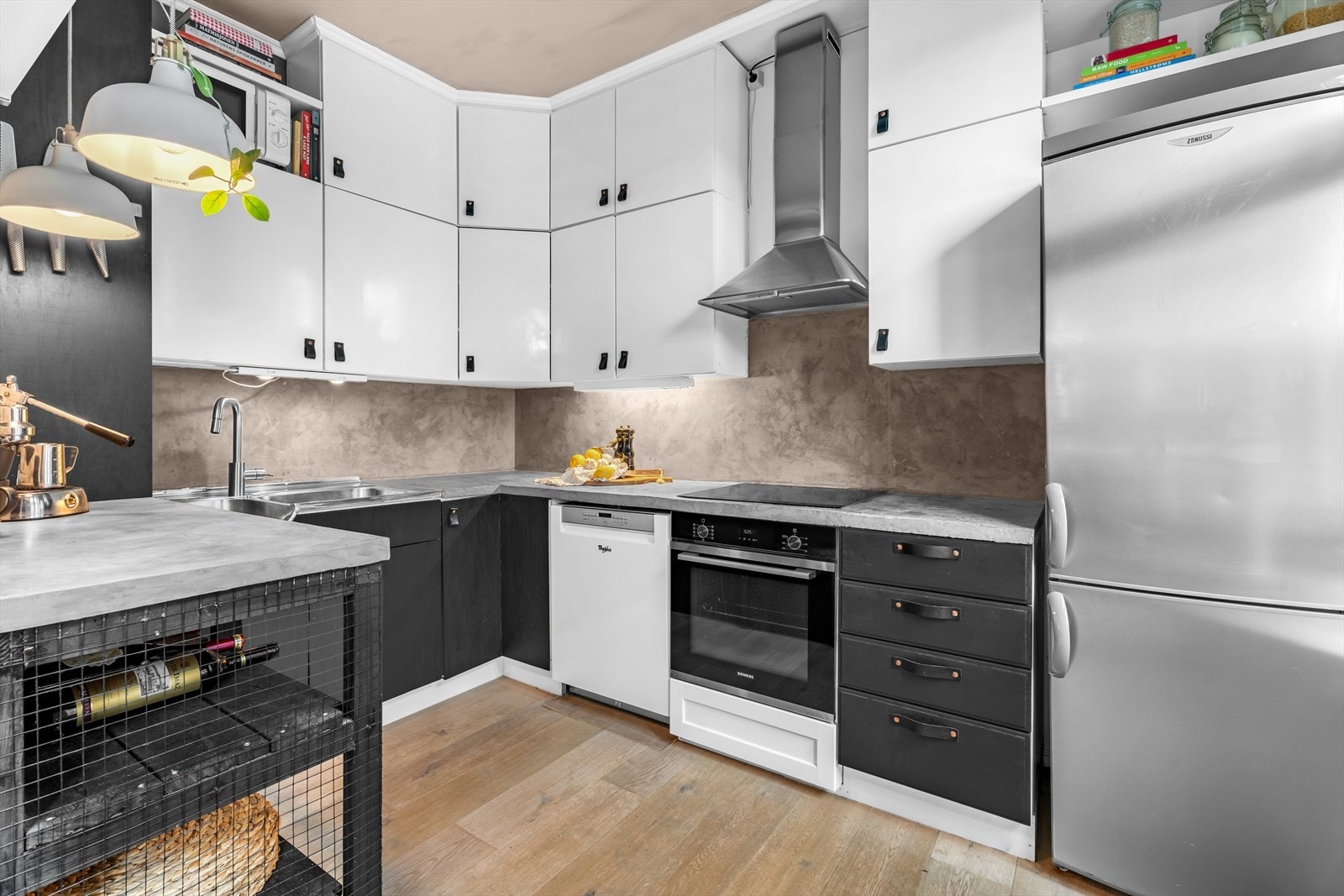 Kjøkkeninnredning med slette fronter og støpt betongbenkeplate med mikrosement i overflaten. Galleribilde