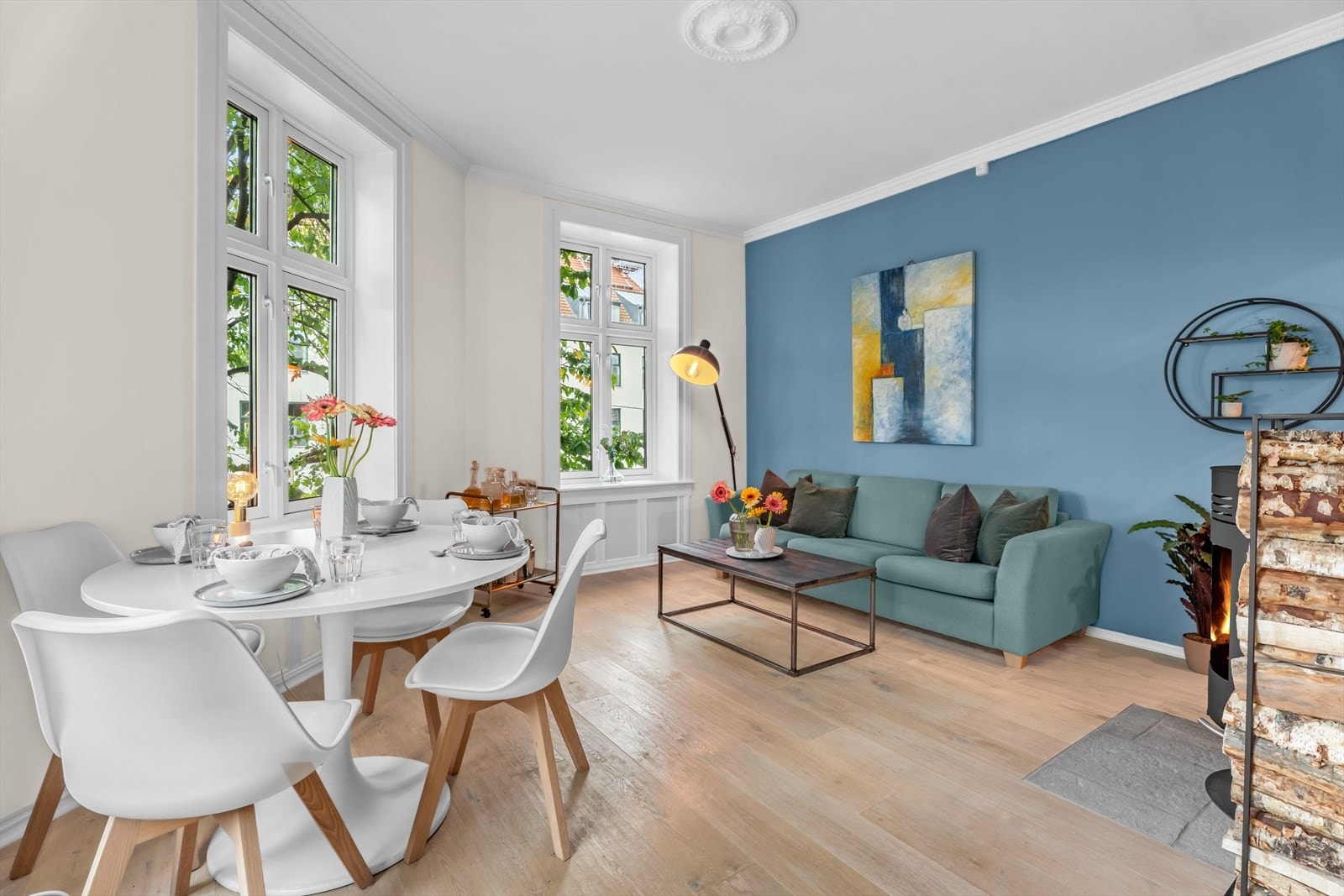 Flere møbleringsmuligheter med plass til både sofagruppe og spisegruppe. Galleribilde