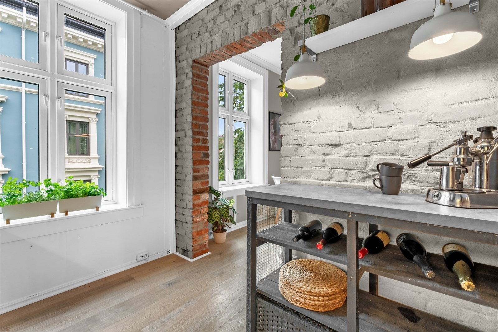 Rikelig med skap- og oppbevaringsplass. Legg merke til de store vindusflatene. Galleribilde