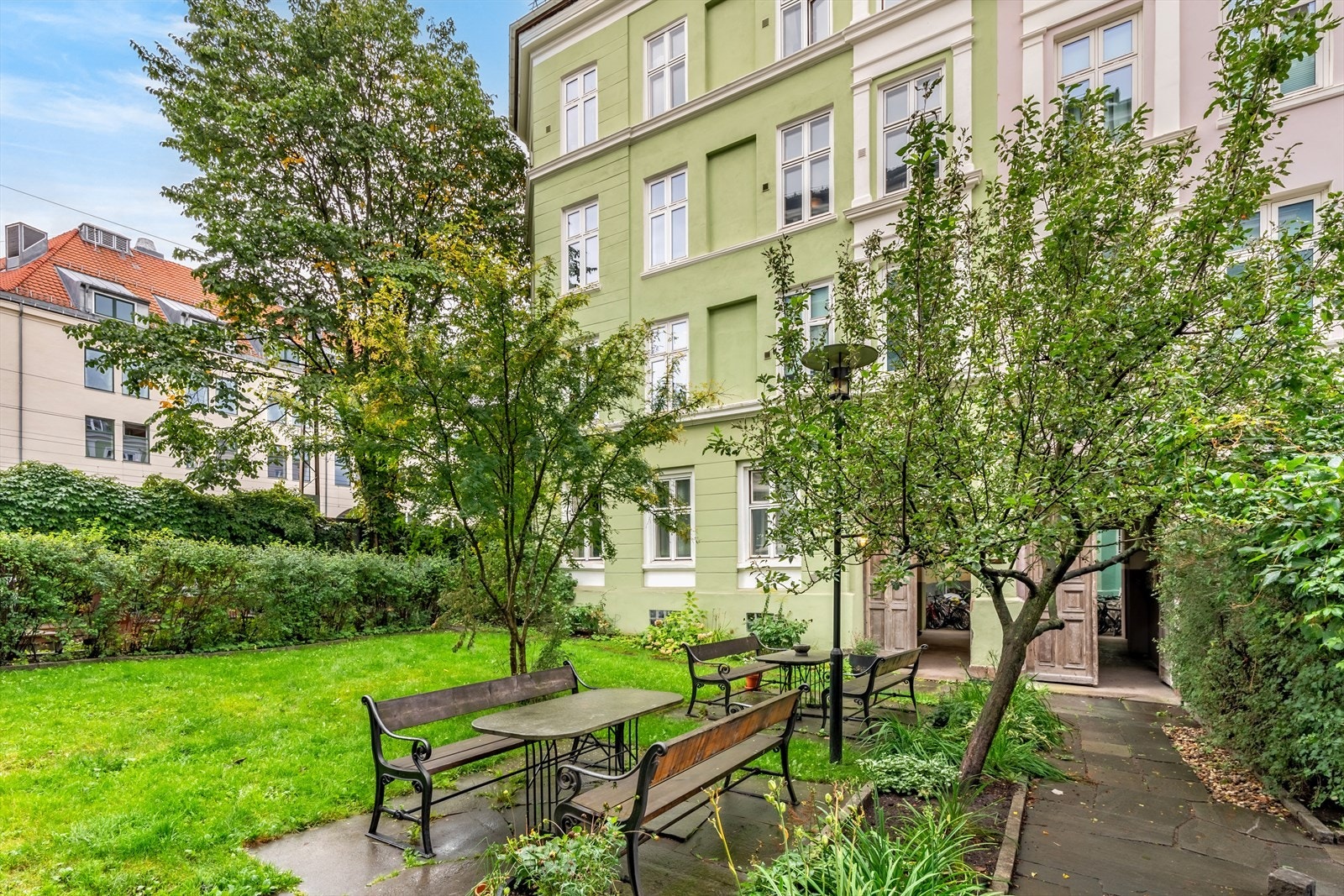 Meget hyggelig opparbeidet bakgård. Galleribilde