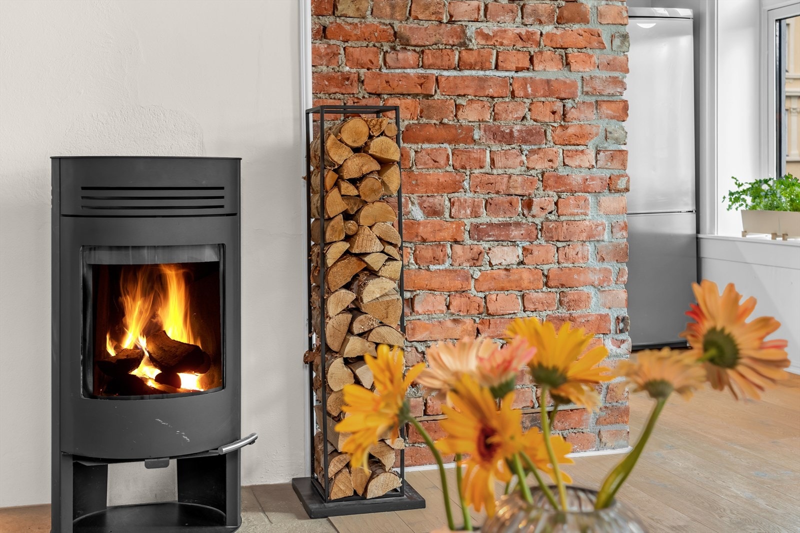 Den fine stuen med de store vinduene, gode takhøyden og teglsteinsveggen mot kjøkkenet vil nok begeistre deg. Galleribilde