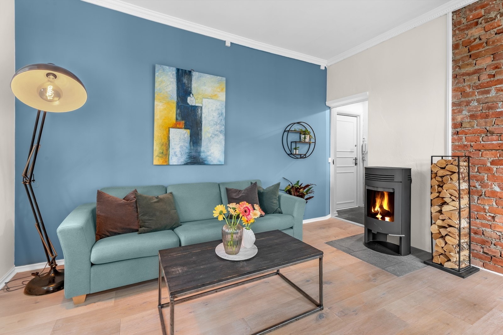 Stuen har en stilfull, moderne kontrastvegg som gir rommet karakter og dybde. Galleribilde