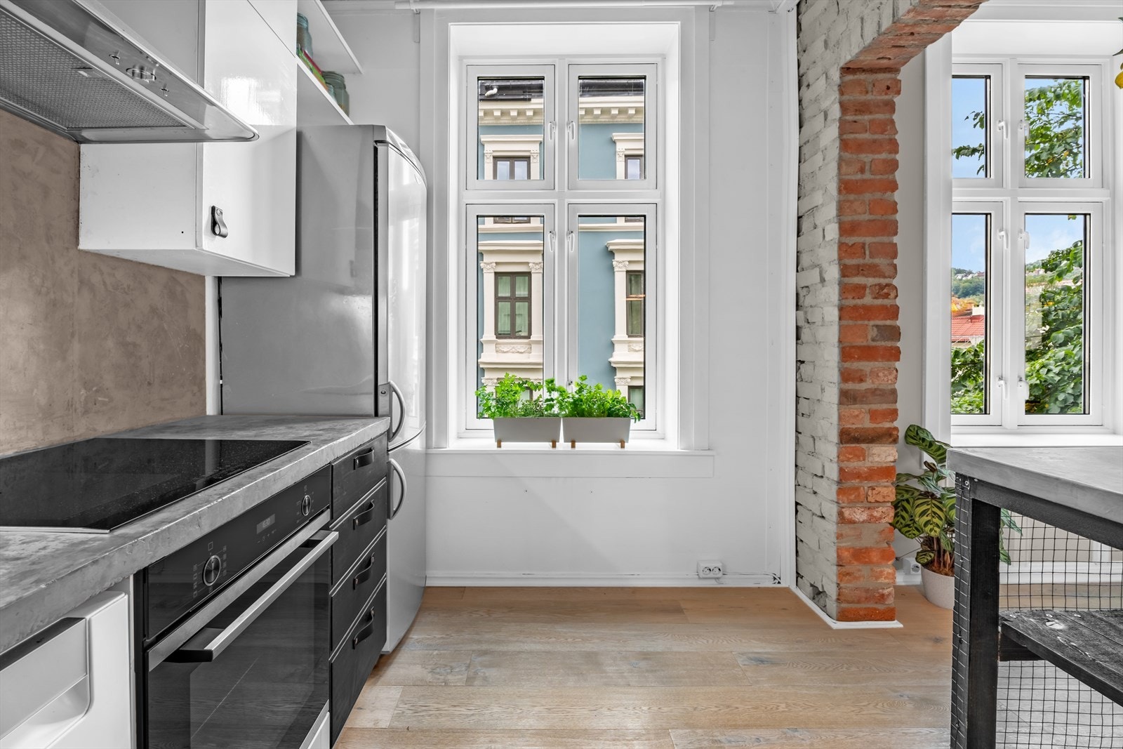 Hyggelig utsyn fra boligens kjøkken. Galleribilde