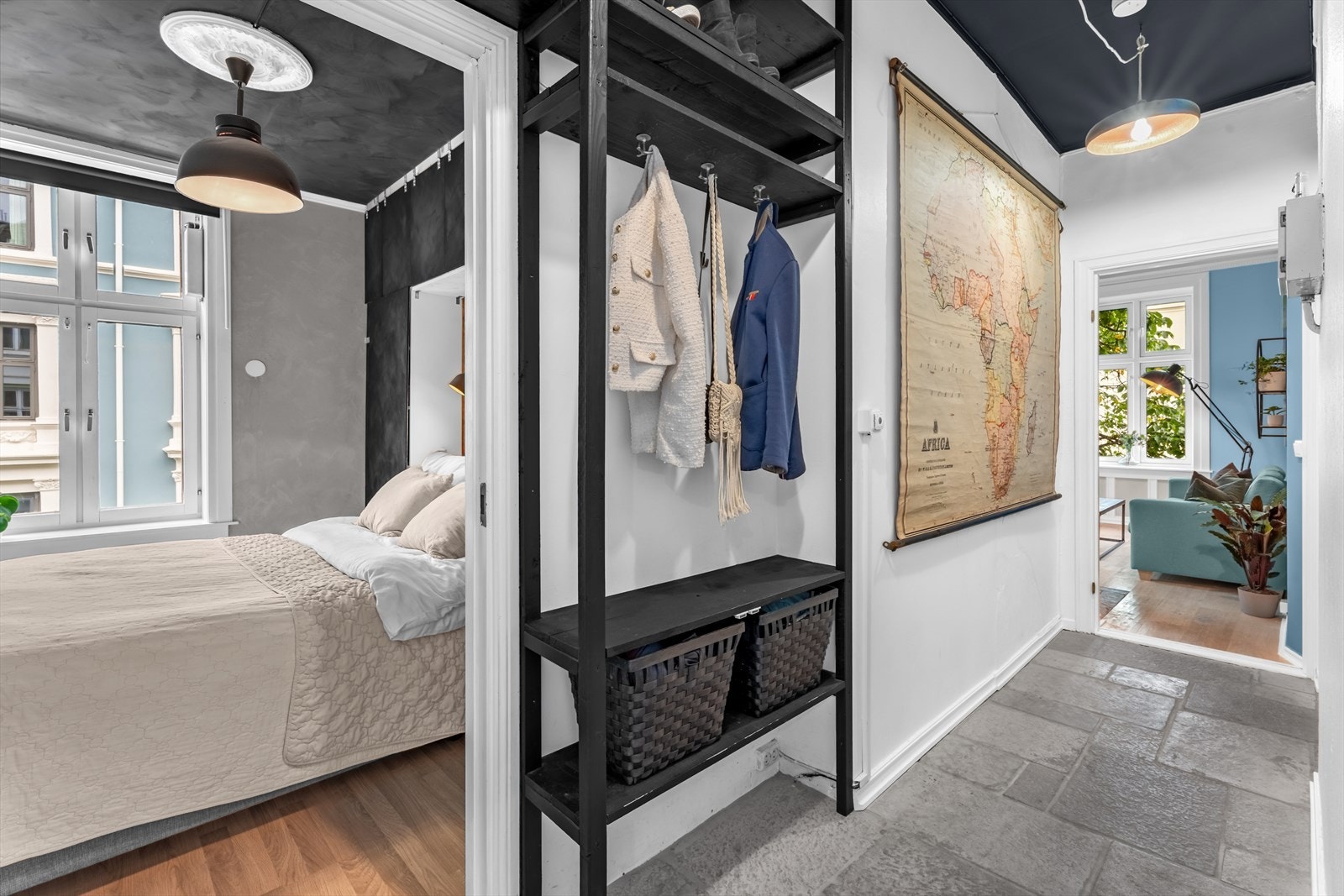 Entréen imponerer med sin unike buede vegg, som gir rommet en myk og elegant flyt. Den arkitektoniske detaljen skaper en innbydende atmosfære og tilfører hjemmet et subtilt preg av moderne design Galleribilde