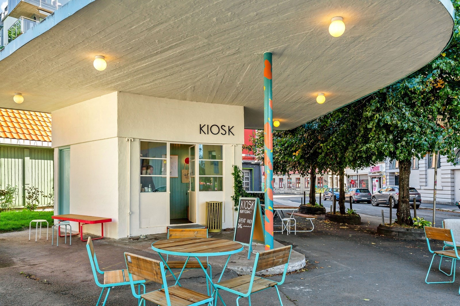Kort vei til en rekke urbane og spennende tilbud. Kiosk er en uavhengig kaffebar som holder til i en bensinstasjon fra 1935 i St. Halvards gate på Galgeberg. Her selger de kaffe, bakst og det du trenger til kaffeslabraset. Galleribilde