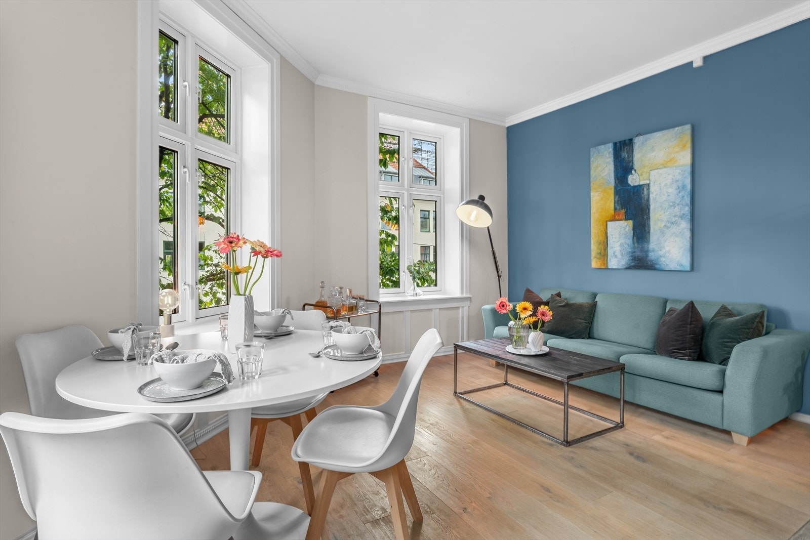 Stuen har en tidløs, klassisk stil som kombinerer eleganse og komfort. Med sine detaljerte og store vindue og høye tak, skapes en lys og luftig atmosfære som gir rommet en følelse av romslighet og raffinement. Galleribilde