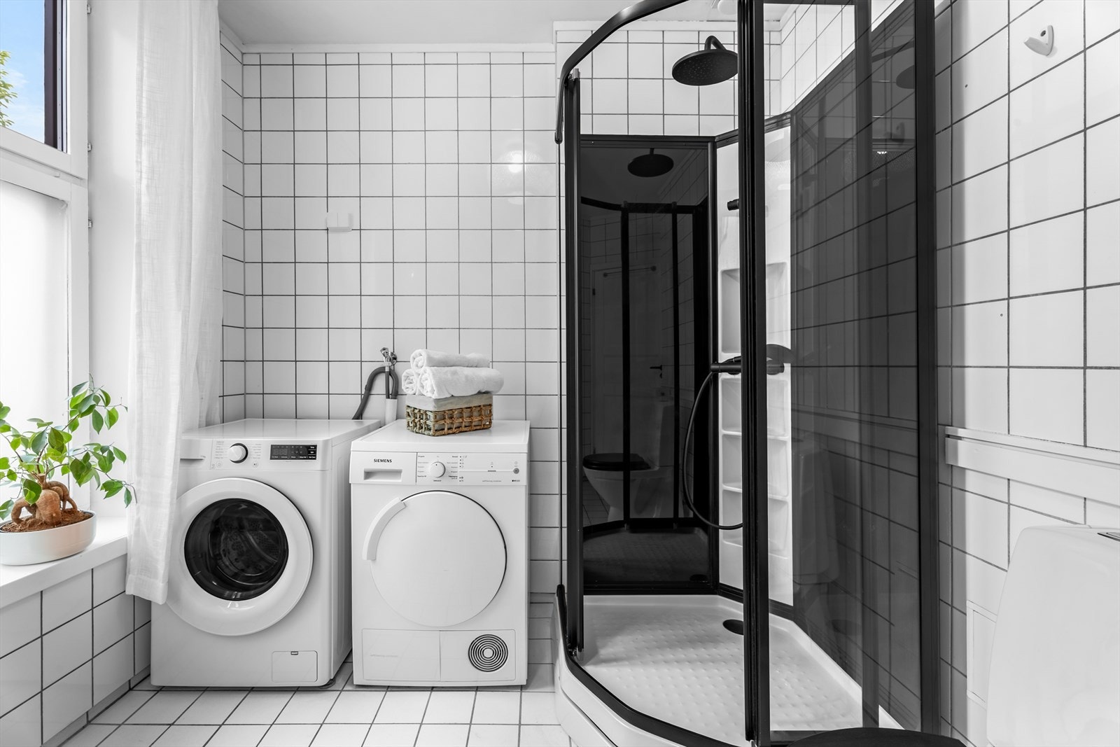 Opplegg for både vaskemaskin og tørketrommel. Galleribilde