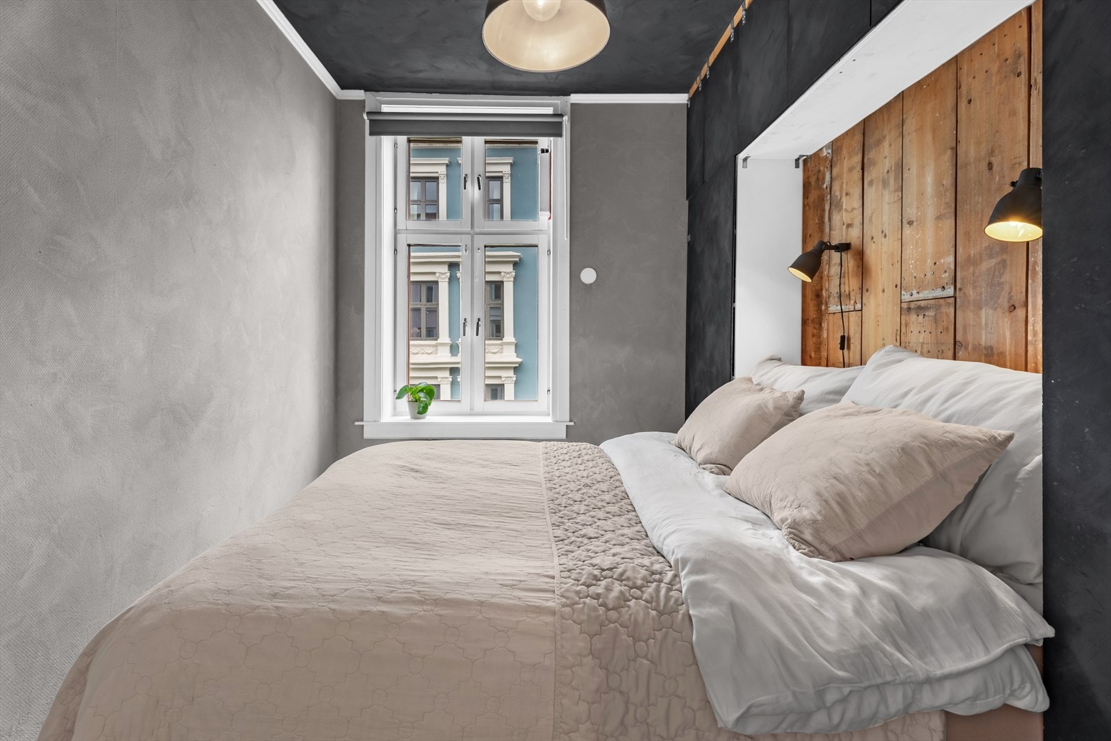 God takhøyde samt godt lysinnslipp gir rommet en luftig følelse. Galleribilde