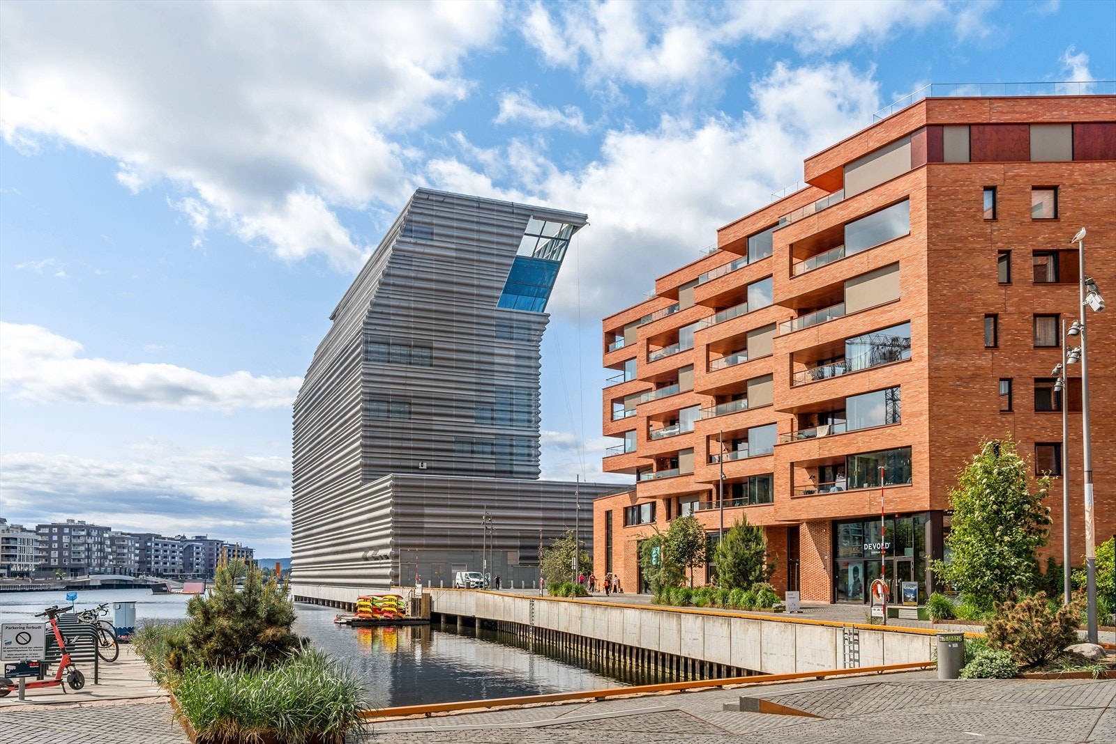 Eiendommen ligger i nærheten av Munchmuseet og Bjørvika, og gir deg kort vei til Oslo´s kulturelle hotspot. Nyt moderne livsstil med enkel tilgang til den unike arkitekturen i Barcode og det pulserende livet langs vannkanten. Galleribilde