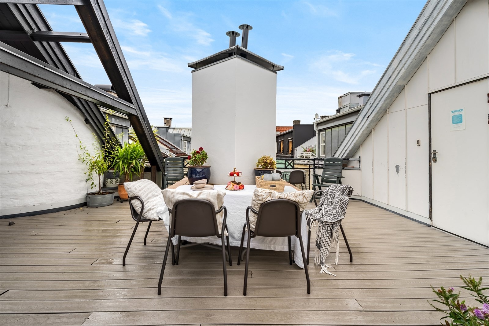 Øverst i bygget finner du en super, felles takterrasse med hyggelige sittegrupper og utsikt. Her kan du fint invitere gode venner over på solrike dager. Galleribilde
