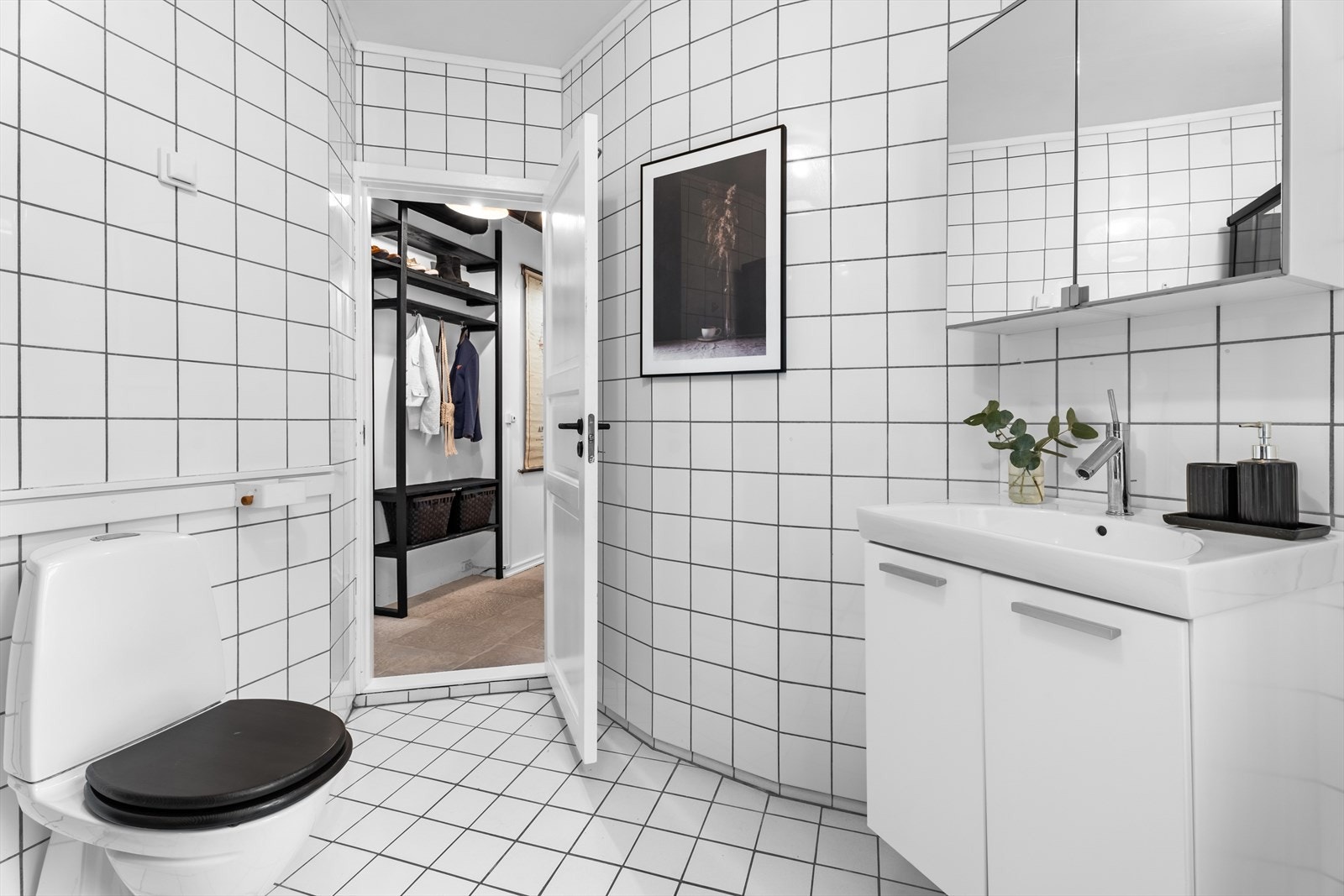 Badet er ventilert via en takventil koblet på en av byggets ventilasjonssjakter med naturlig oppdrift. Galleribilde