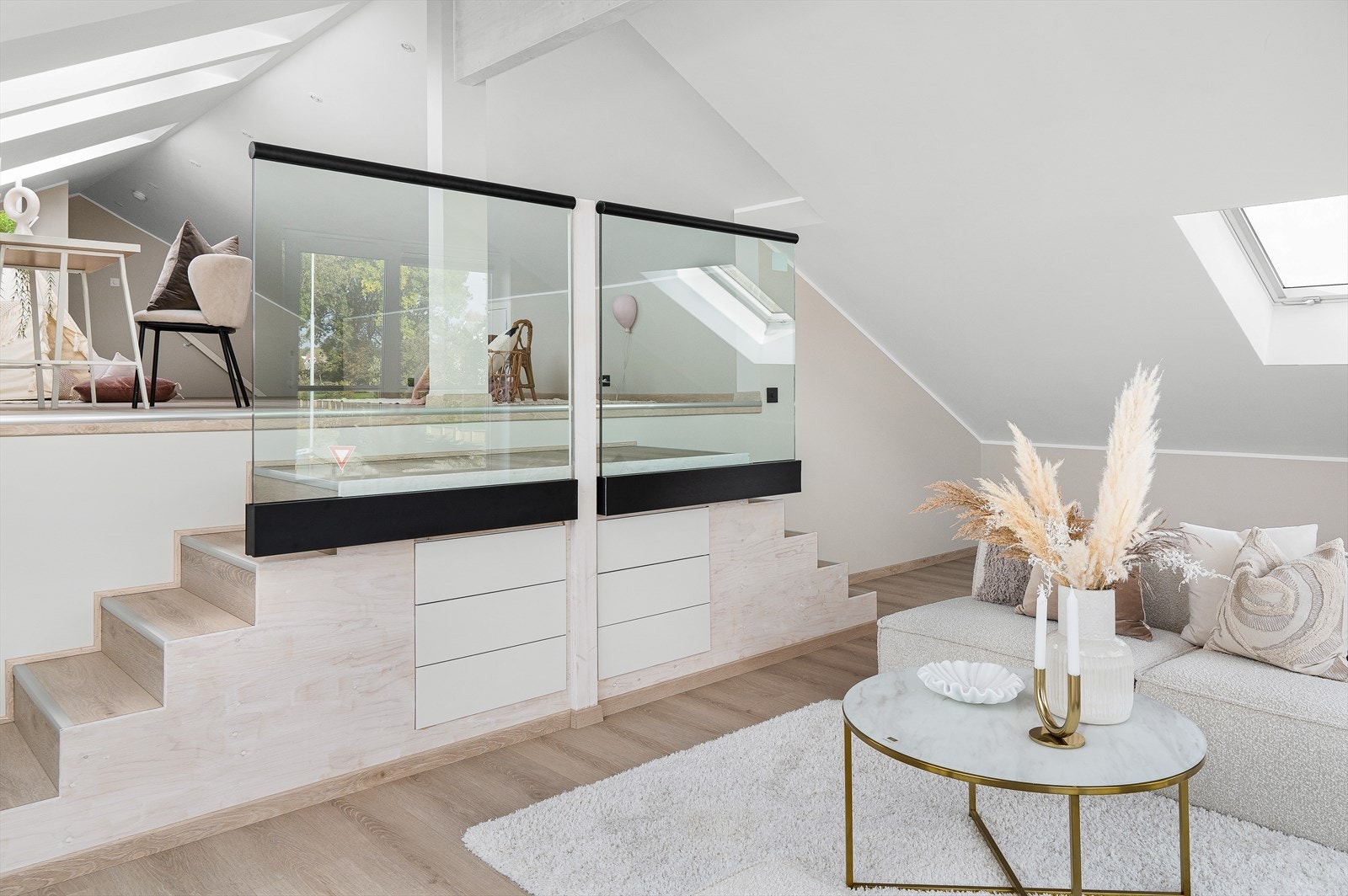 Stuen fører videre til en ny romslig sone. Galleribilde