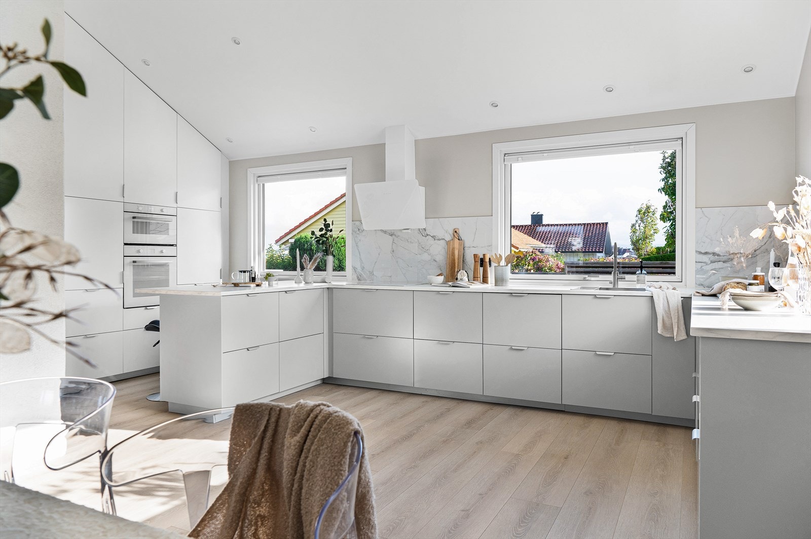 Høyskapene når opp til taket og noe som gjør at arealet utnyttes optimalt. Galleribilde