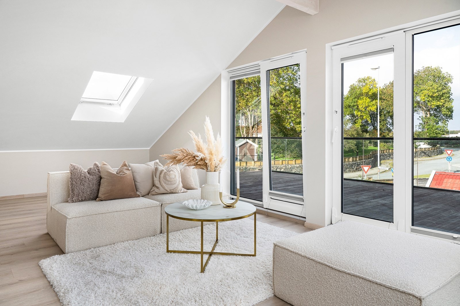 Loftstuen har nydelige og varme fargevalg som gir en innbydende atmosfære. Galleribilde