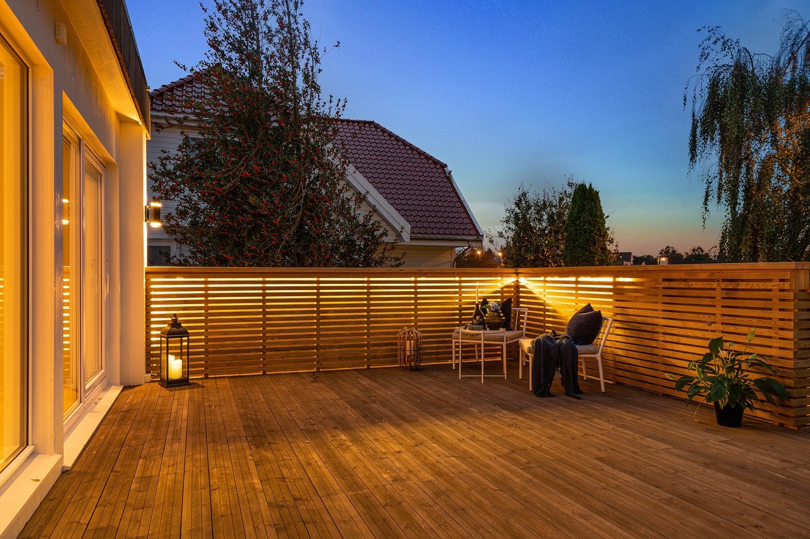 Boligen er utstyrt med flott utendørsbelysning. Galleribilde