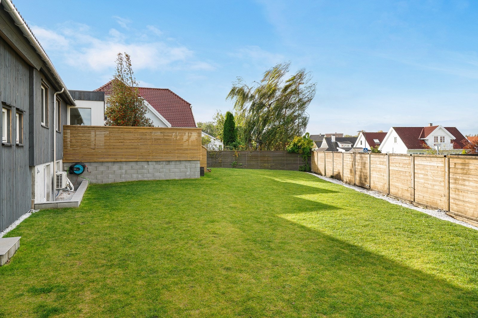 Fra terrassen har man direkte adgang til en herlig hage som har blitt omsorgsfullt opparbeidet med ferdigplen. Galleribilde