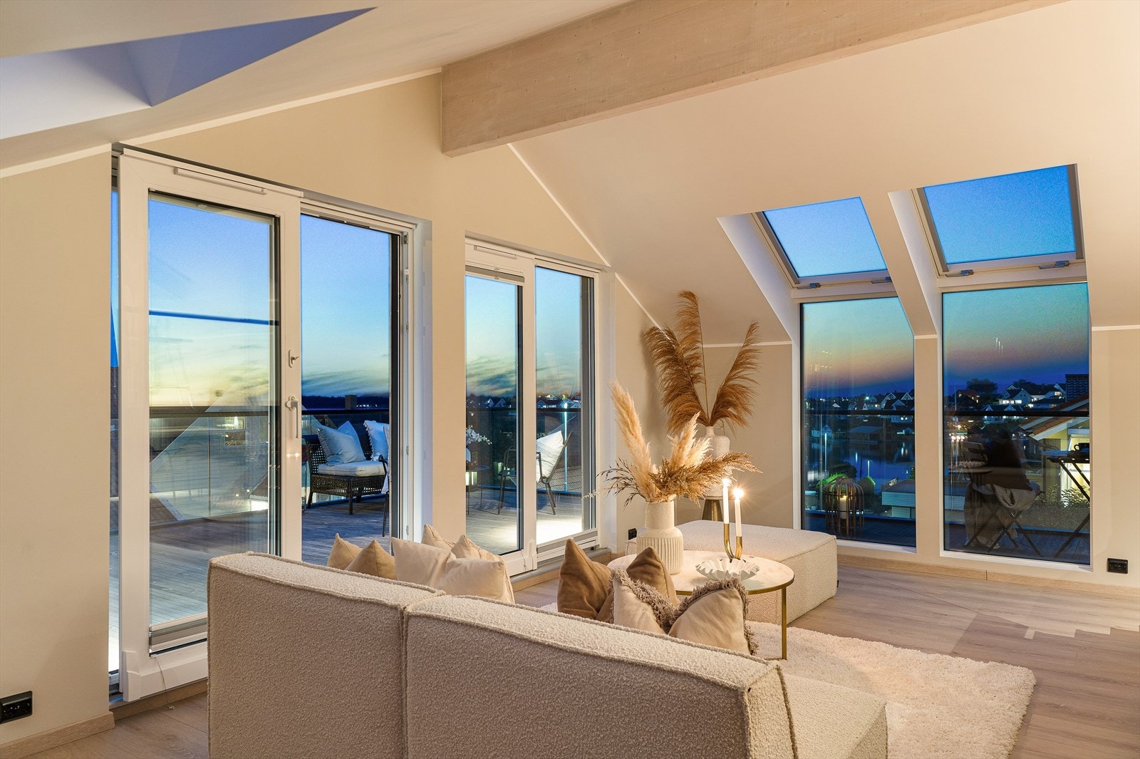 Opp i 2 etasje finner man en flott loftstue, kontor og terrasse. Galleribilde