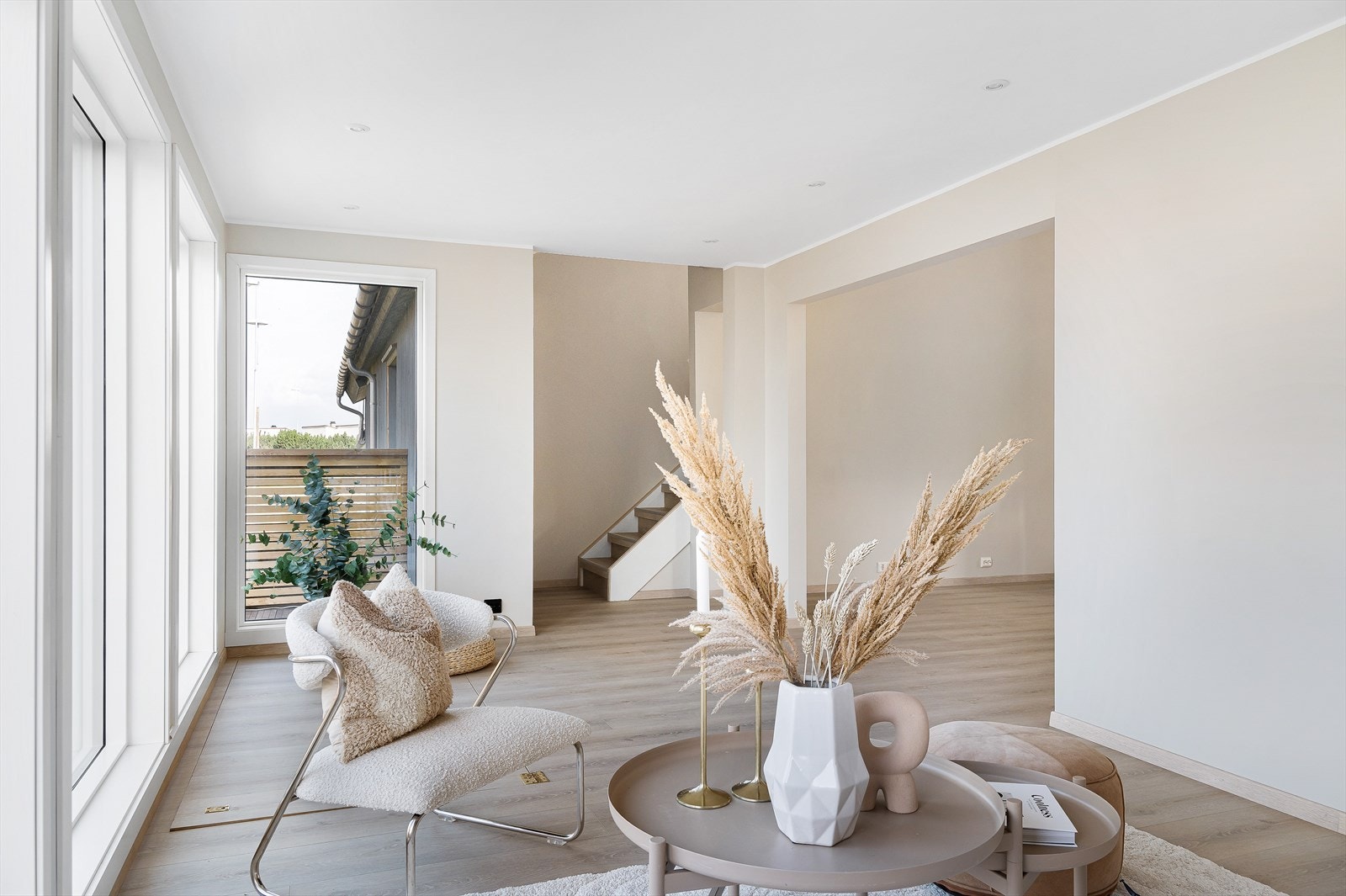 Gulvet i hele boligen er Berry Alloc Grand Champ Ellysee som gir en stilig og enhetlig følelse til hele rommet. Galleribilde