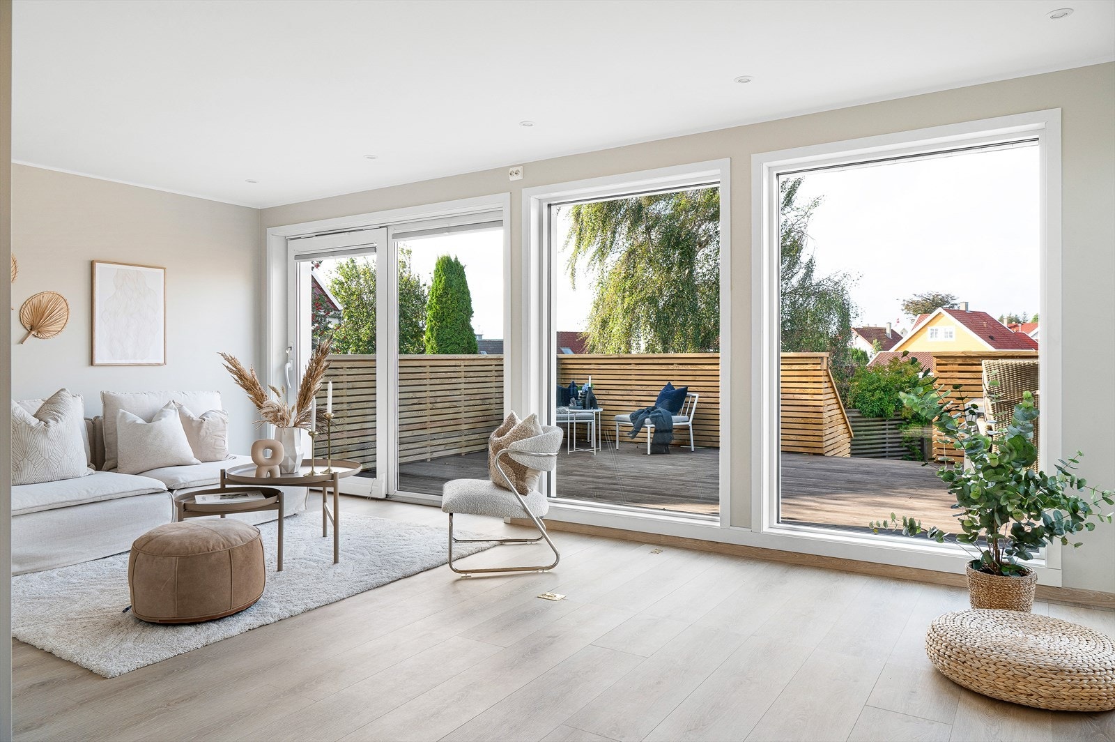 Dette arealet skaper en romslig og luftig atmosfære takket være den imponerende takhøyden som gir rommet et ekstra preg av eleganse. Galleribilde