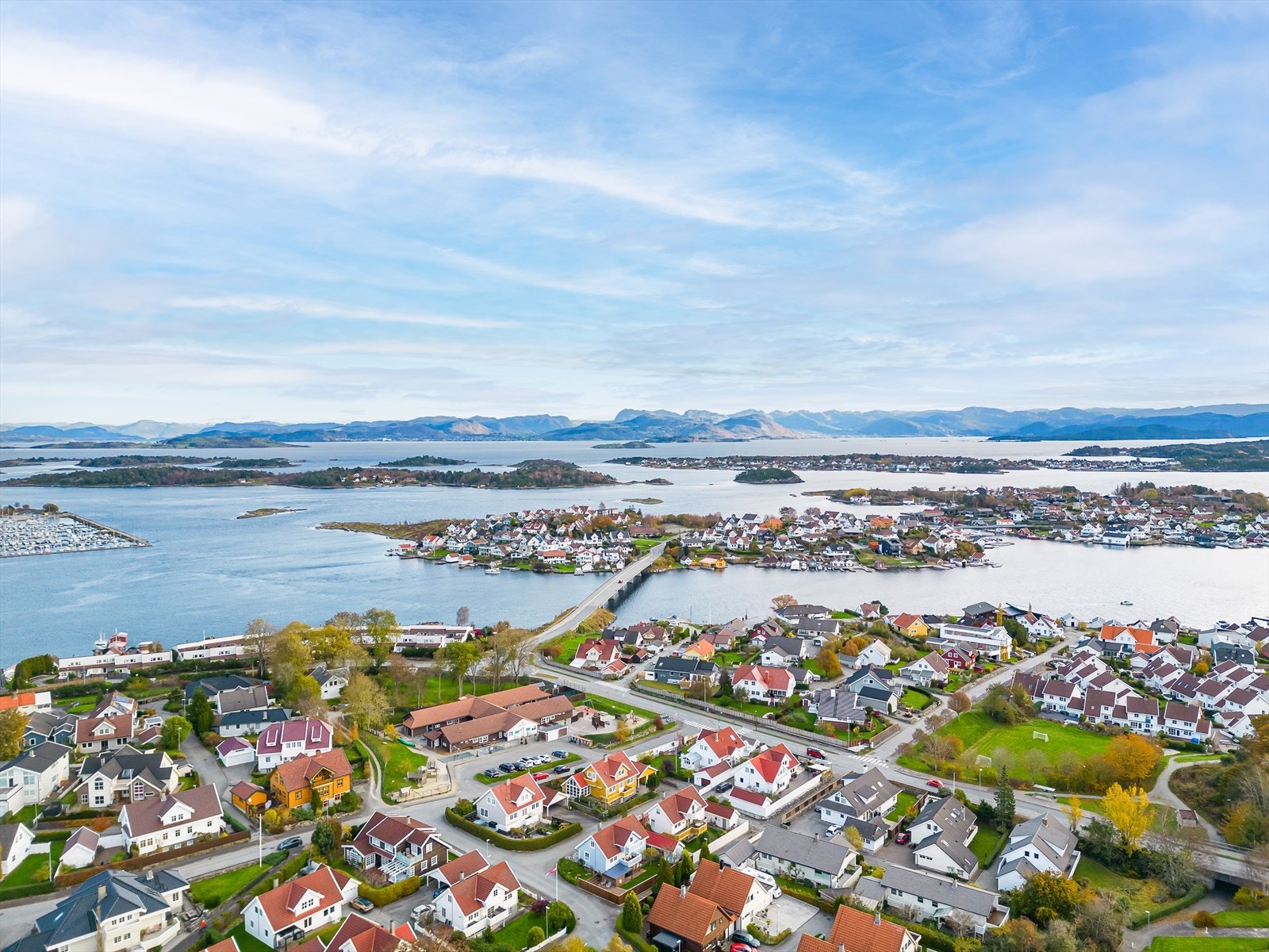 Hundvåg i seg selv er omkranset av sjø, og har flere fine områder hvor en kan gå kveldsturer, eller ta familien med på utflukt. Galleribilde
