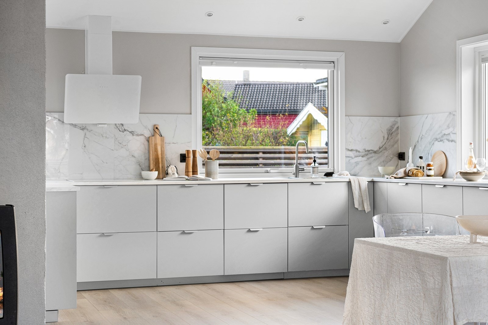 Kjøkkenet har en elegant grå fargetone som gir det et moderne og tidløst utseende. Galleribilde