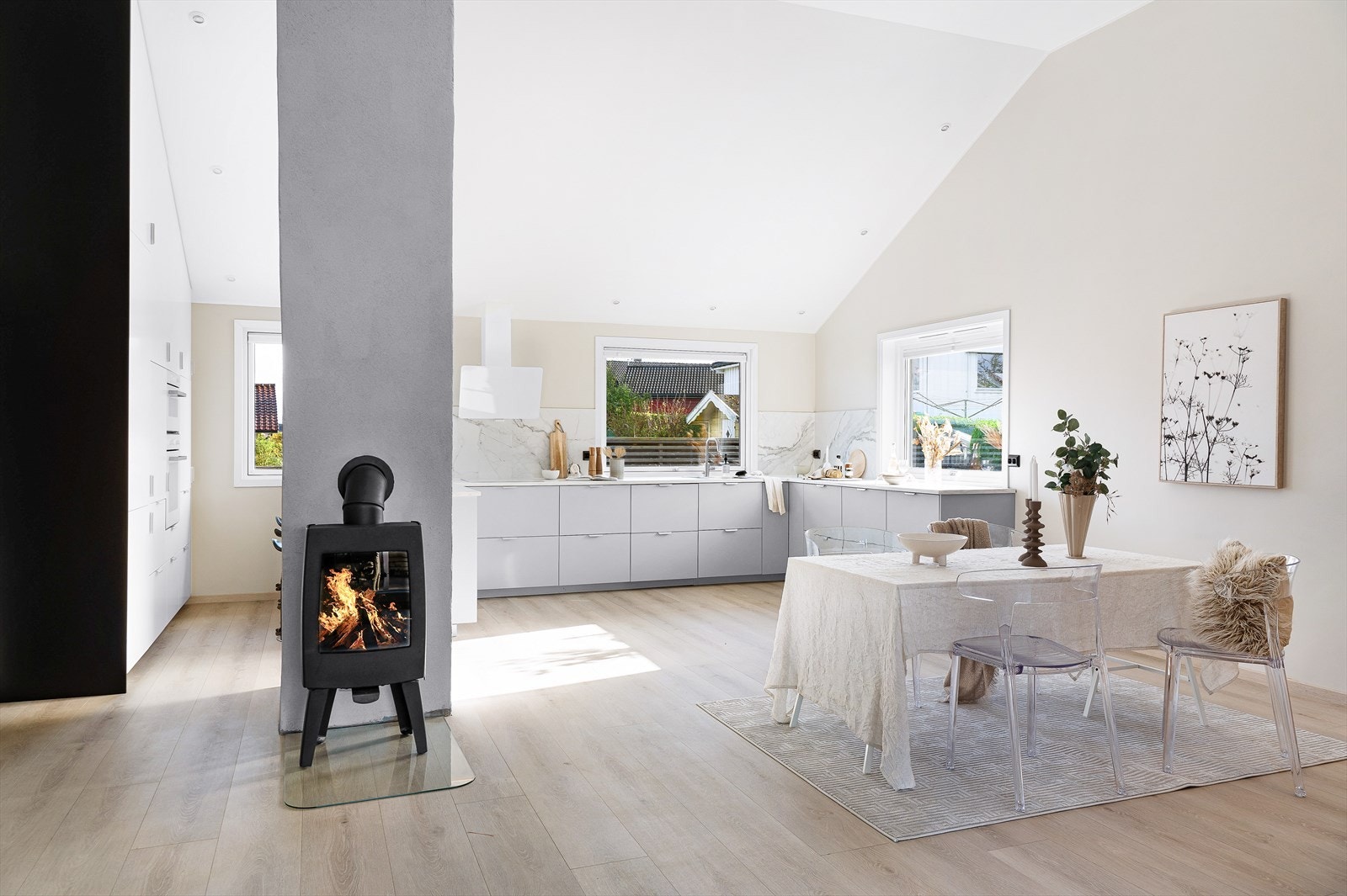 Ved kjøkkenet har man god plass til innredning av spisegruppe i tillegg til en hyggelig peisovn som skaper ekstra varme og hygge på kjøligere dager. Galleribilde