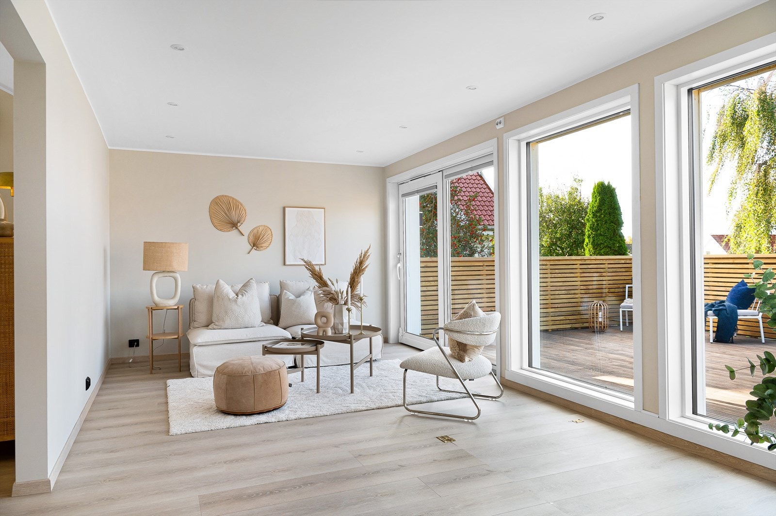 Boligens sosiale sone er en inviterende og funksjonell plass som inkluderer stuen og et delvis åpent kjøkken som er smakfullt inndelt for å gi den perfekte balansen mellom privatliv og fellesskap. Galleribilde