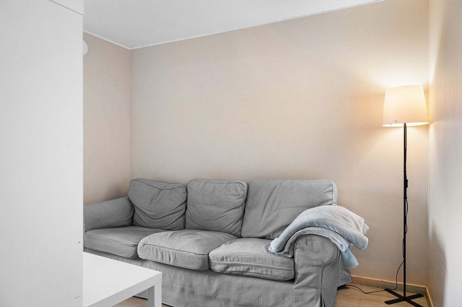 Stuen har plass til sofa og tv. Galleribilde