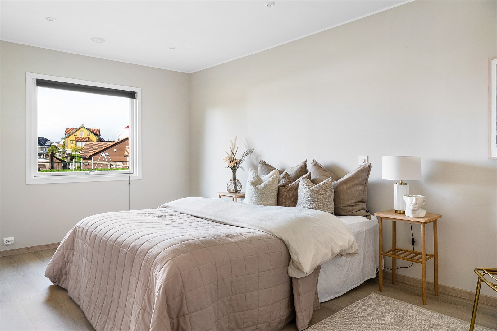 Soverommet ligger vegg i vegg med boligens første bad. Galleribilde