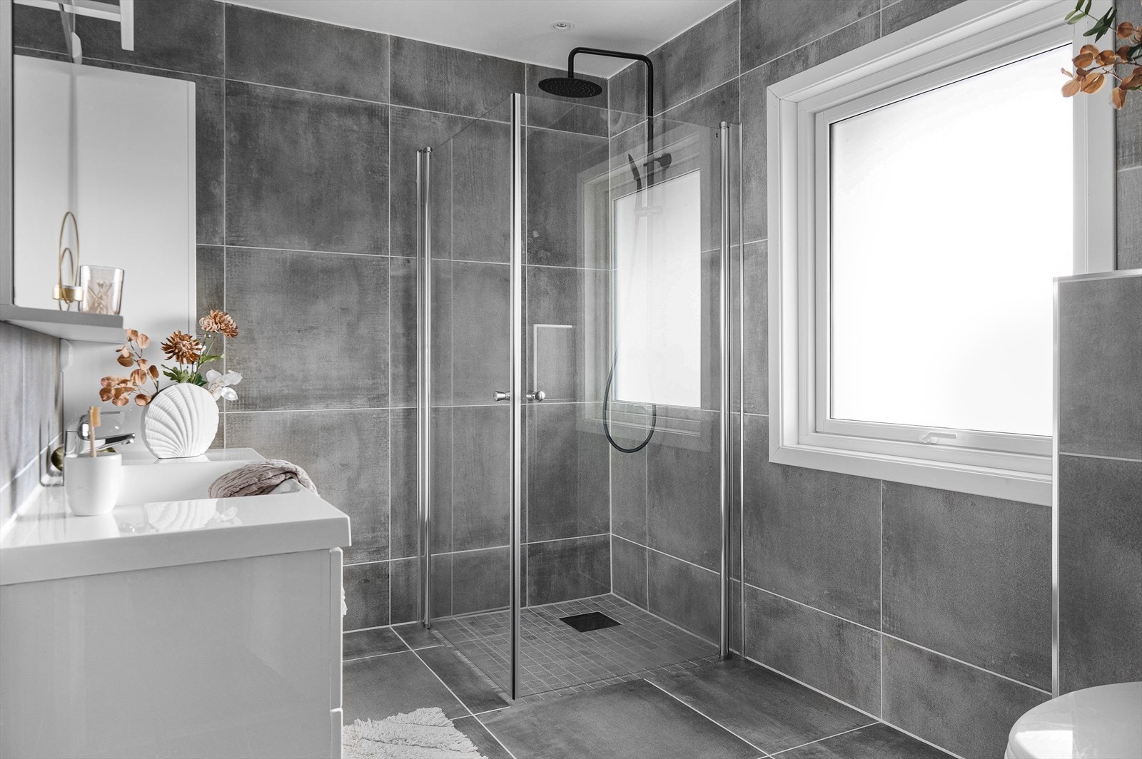 Badet er romslig noe som gir deg ekstra luksus og komfort, her kan du glede deg over et flott dusjhjørne med foldbare glassdører, Galleribilde