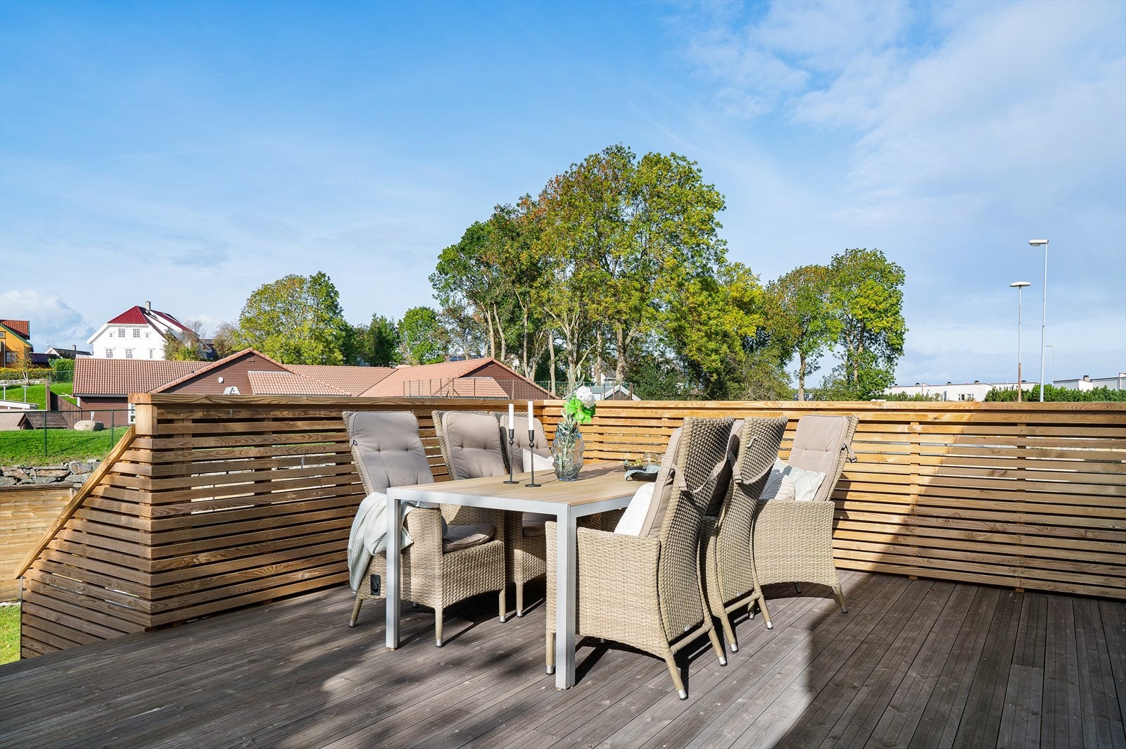 Her kan du glede deg
over gode solforhold fra ettermiddagen til kvelden og det gir den ideelle rammen for utendørs aktiviteter og avslapning. Galleribilde