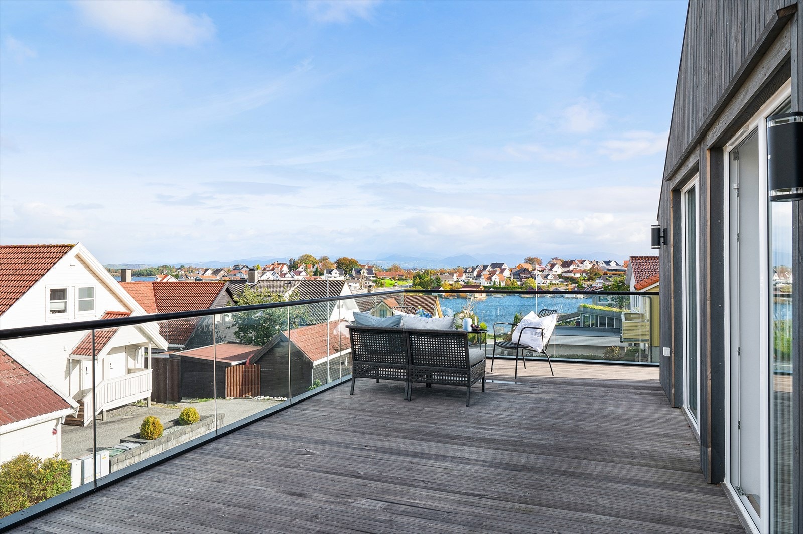 Balkongen byr på rikelig med plass til møblering. Galleribilde