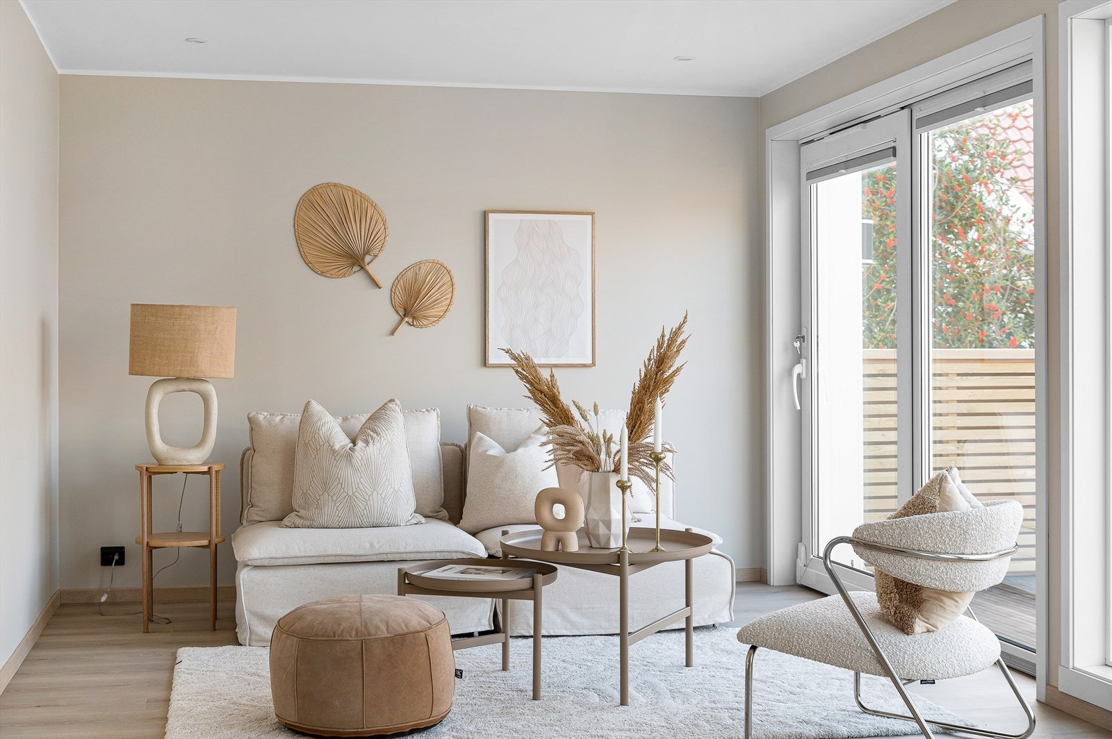 Stilren og moderne stue med mye naturlig lys. Galleribilde