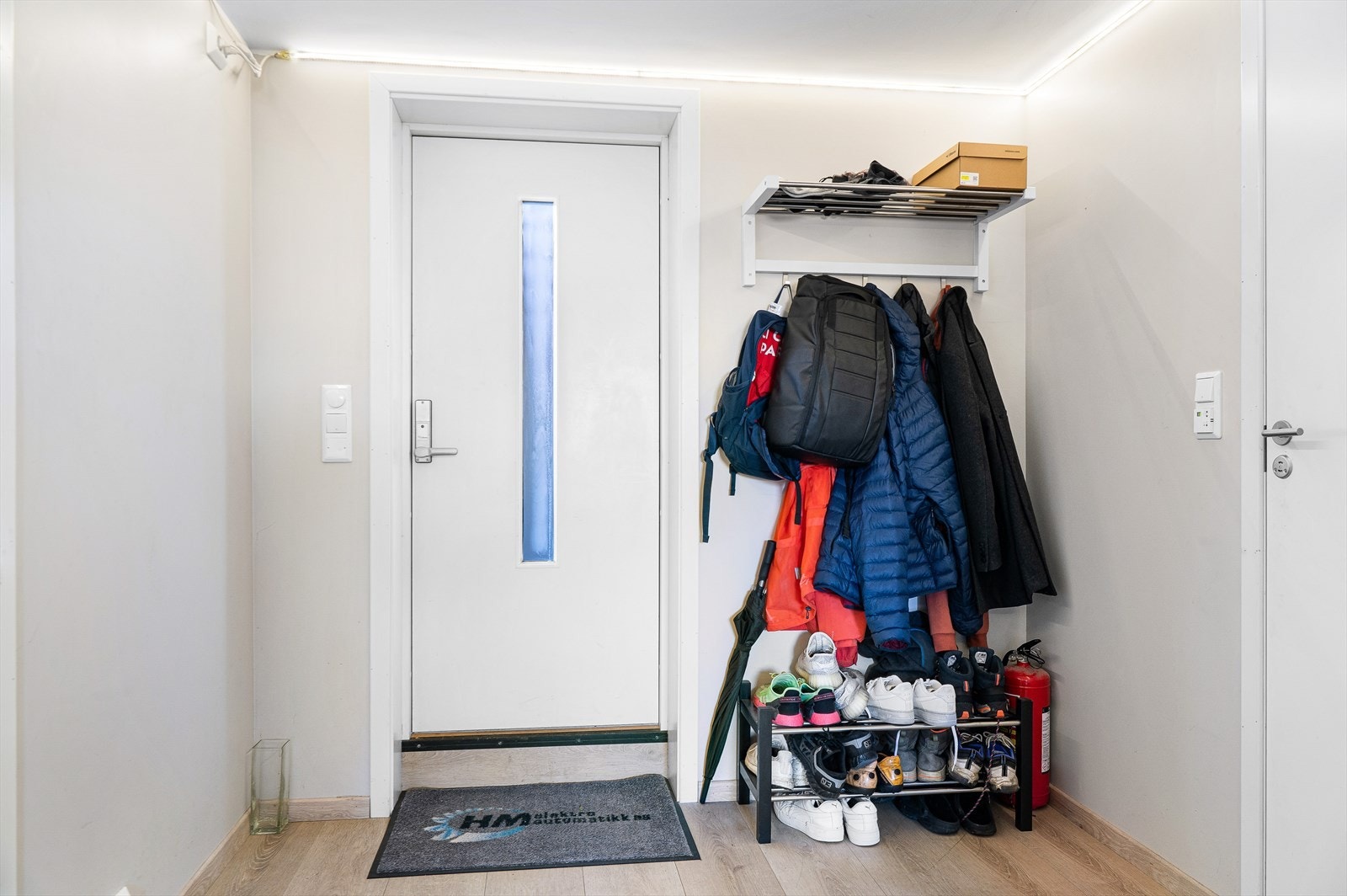 Denne imponerende boligen inkluderer to separate utleiedeler i underetasjen, hver med to komfortable soverom som gir plass til dine leietakere. Galleribilde