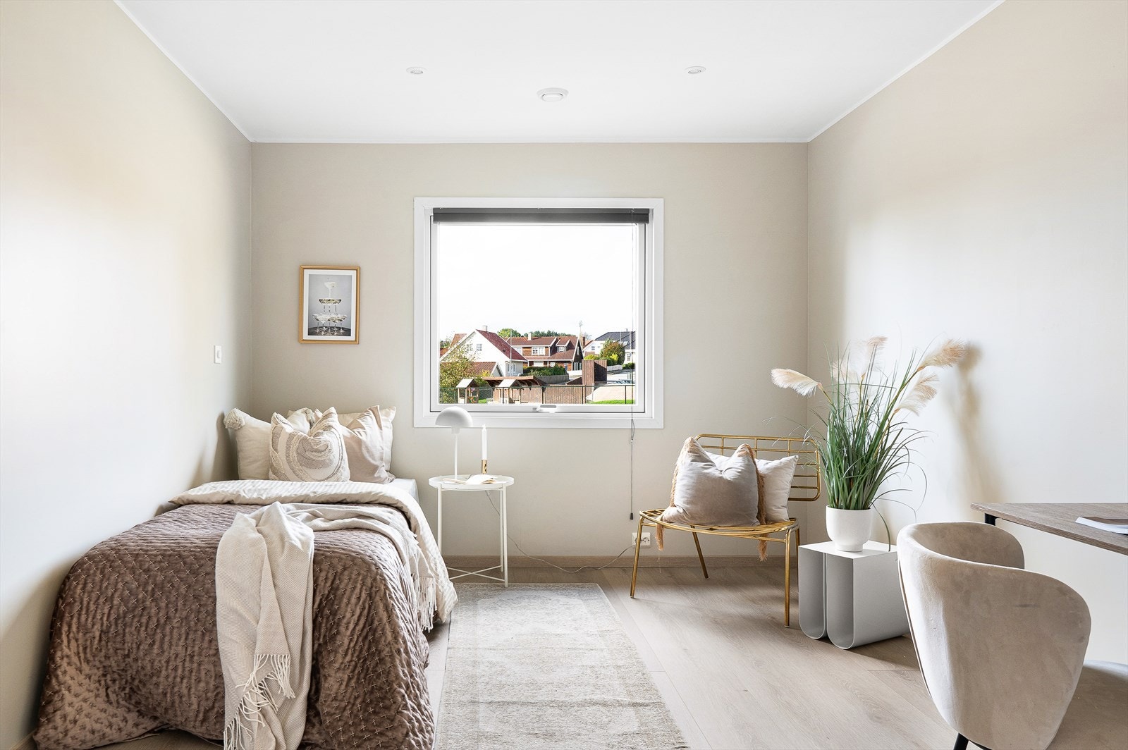 Soverom 2. fremstår som romslig størrelse og med god plass til å møblere med soveromsinnredning. Galleribilde