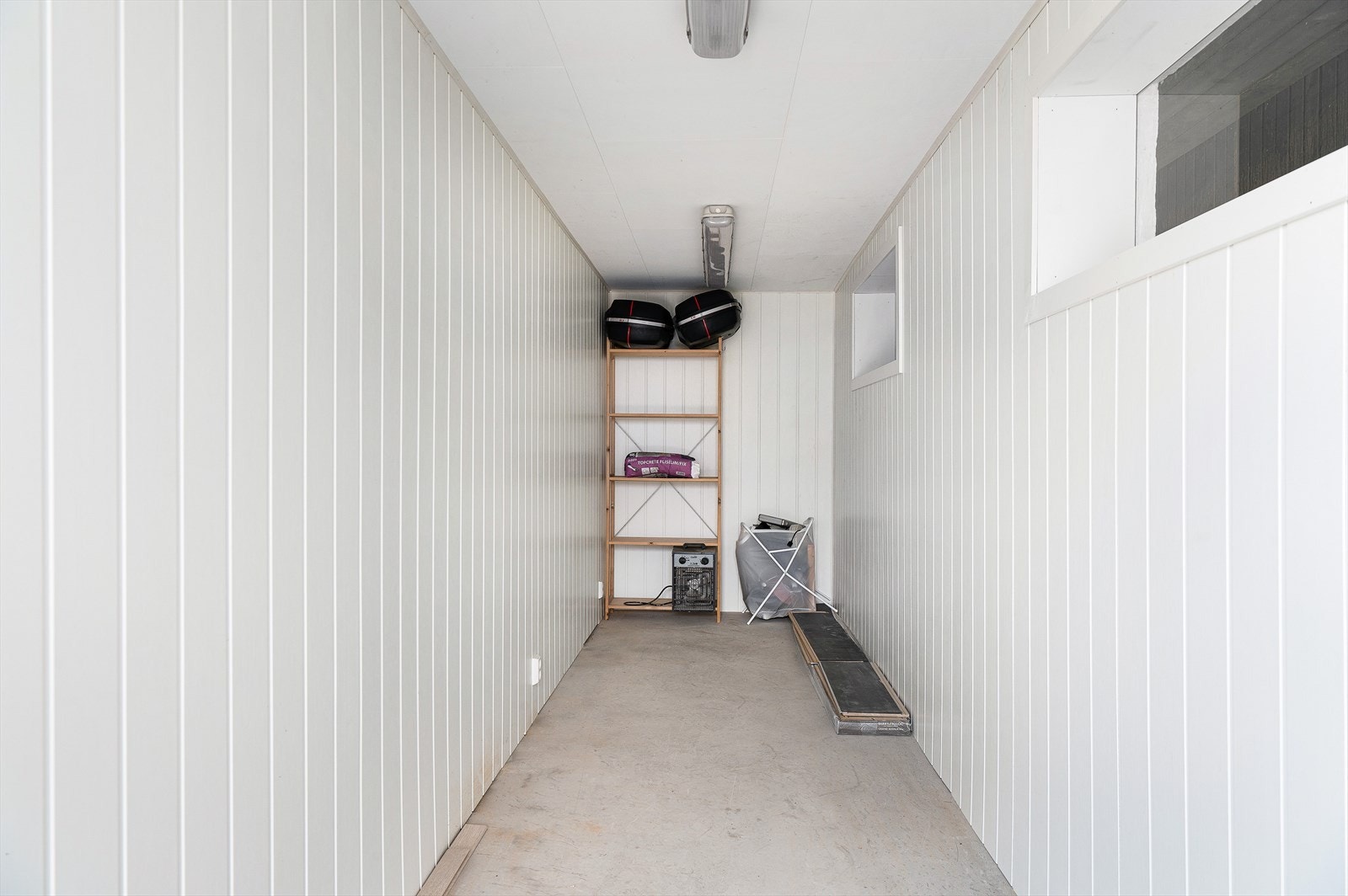 Sportsbod ved garasje. Galleribilde