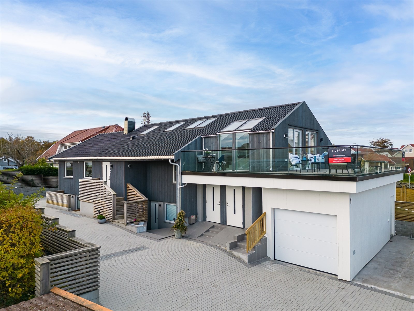 Dette fantastiske hjemmet har gjennomgått en omfattende renovering i 2022, og det gir deg nå en enestående mulighet til å eie en bolig med moderne og innovative løsninger. Galleribilde