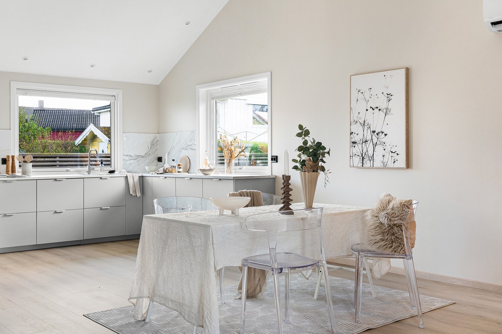 En kjøkkensone som byr på sosialt samvær, samt et kjøkken å fryde seg over. Galleribilde