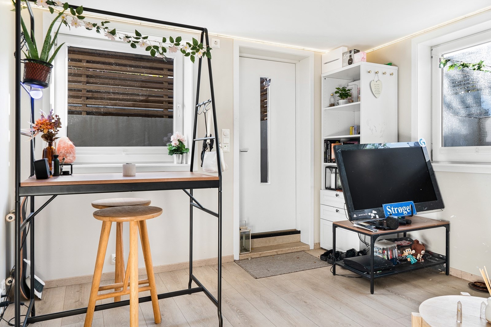 Leilighet 2 har romslig stue/ entré med plass til spisebord. Galleribilde