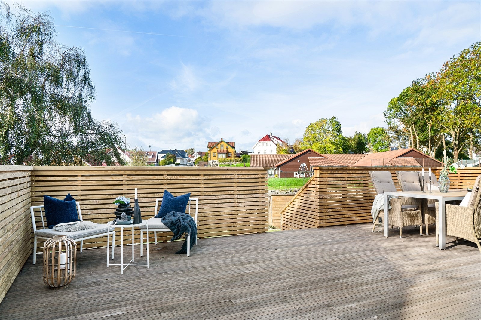 Utenfor stuen finner du en imponerende terrasse på hele 40 kvadratmeter som gir deg rikelig med plass til å nyte utendørslivet. Galleribilde