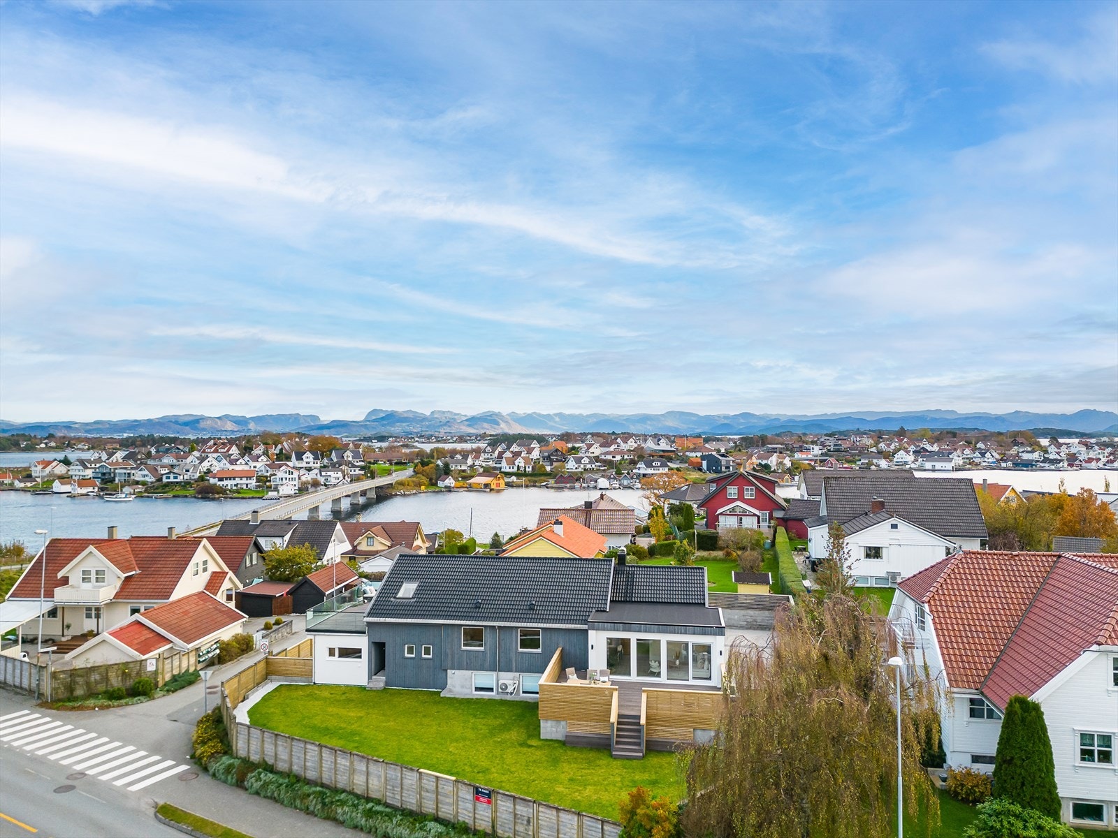 Denne boligen gir deg nærhet til en rekke flotte fasiliteter og naturskjønnhet som gjør den til et ideelt sted å bo. Galleribilde