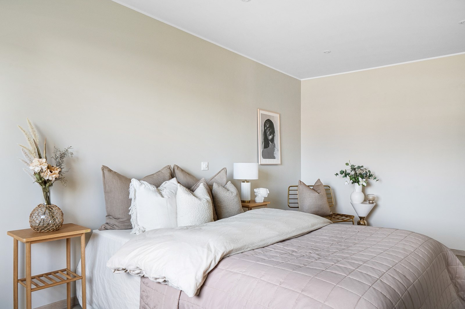 Hovedsoverommet er romslig med plass til dobbelt seng og annet soveromsmøblement. Galleribilde