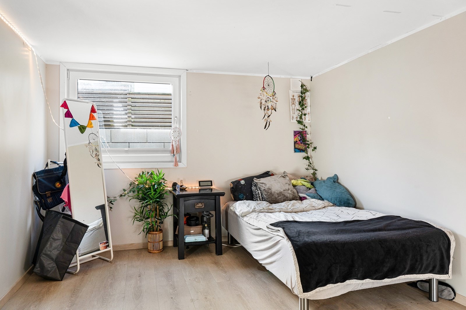 Soverom 1 er romslig med plass til seng og annet møblement. Galleribilde