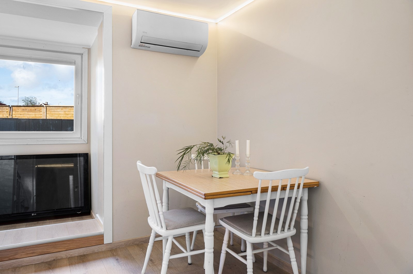 Det er i tillegg plass til et spisebord på kjøkkenet.. Galleribilde