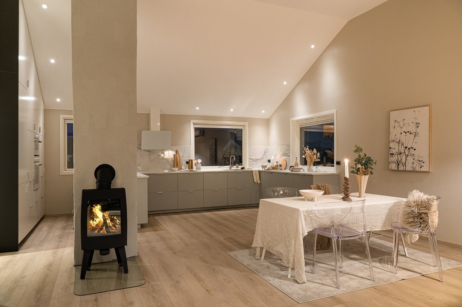 Integrerte hvitevarer, inkludert stekeovn og komibi grill/mikrobølgeovn i riktig arbeidshøyde legger til et ekstra nivå av komfort og brukervennlighet. Galleribilde