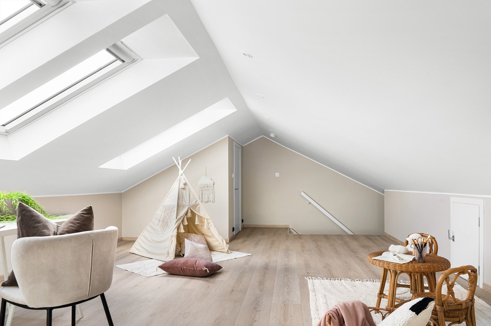 Det er et toalettrom i enden av kontoret. Galleribilde