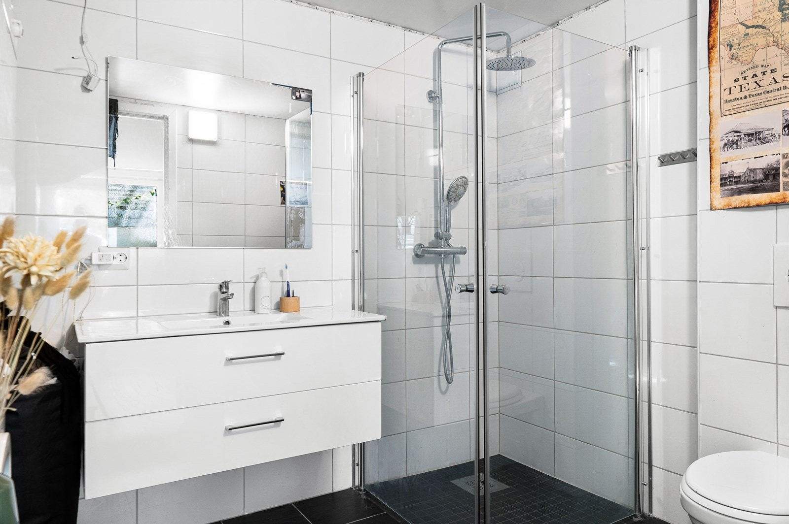 Badet er av god størrelse, her er det dusjnisje, vegghengt toalett, servant og toalett. Galleribilde